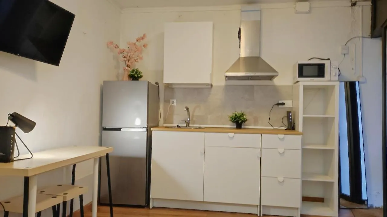 Room With Bathroom, Refrigerator And Microwave Barcelona 0*,