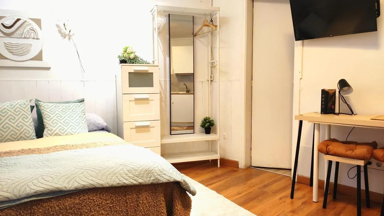 Room With Bathroom, Refrigerator And Microwave Barcelona Apartman