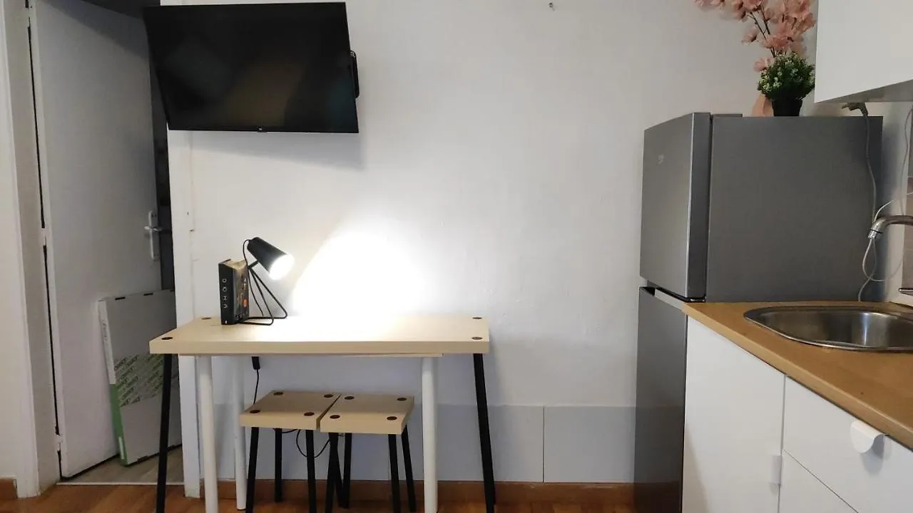 Apartman Room With Bathroom, Refrigerator And Microwave Barcelona Spanyolország