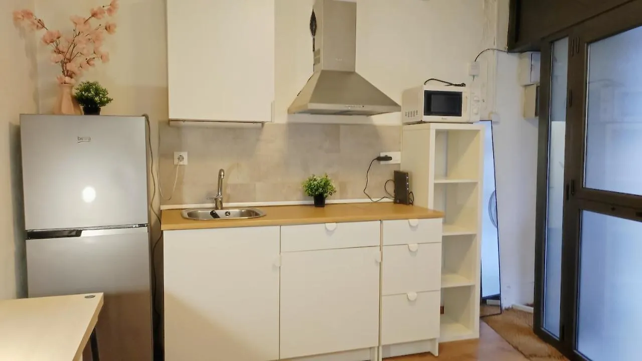 Room With Bathroom, Refrigerator And Microwave Barcelona Spanyolország