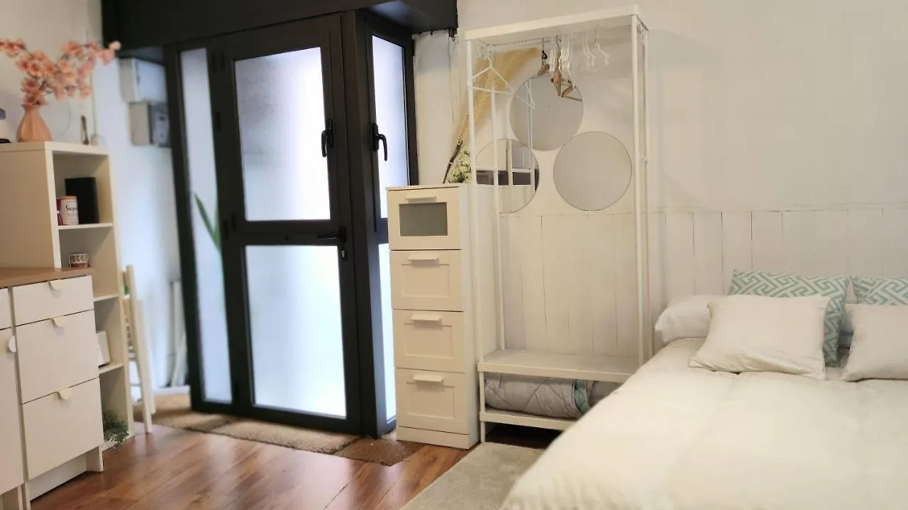 Room With Bathroom, Refrigerator And Microwave Barcelona Spanyolország