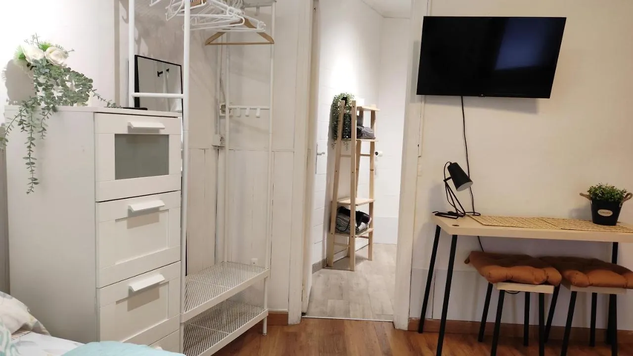 Room With Bathroom, Refrigerator And Microwave Barcelona 0*,  Spanyolország