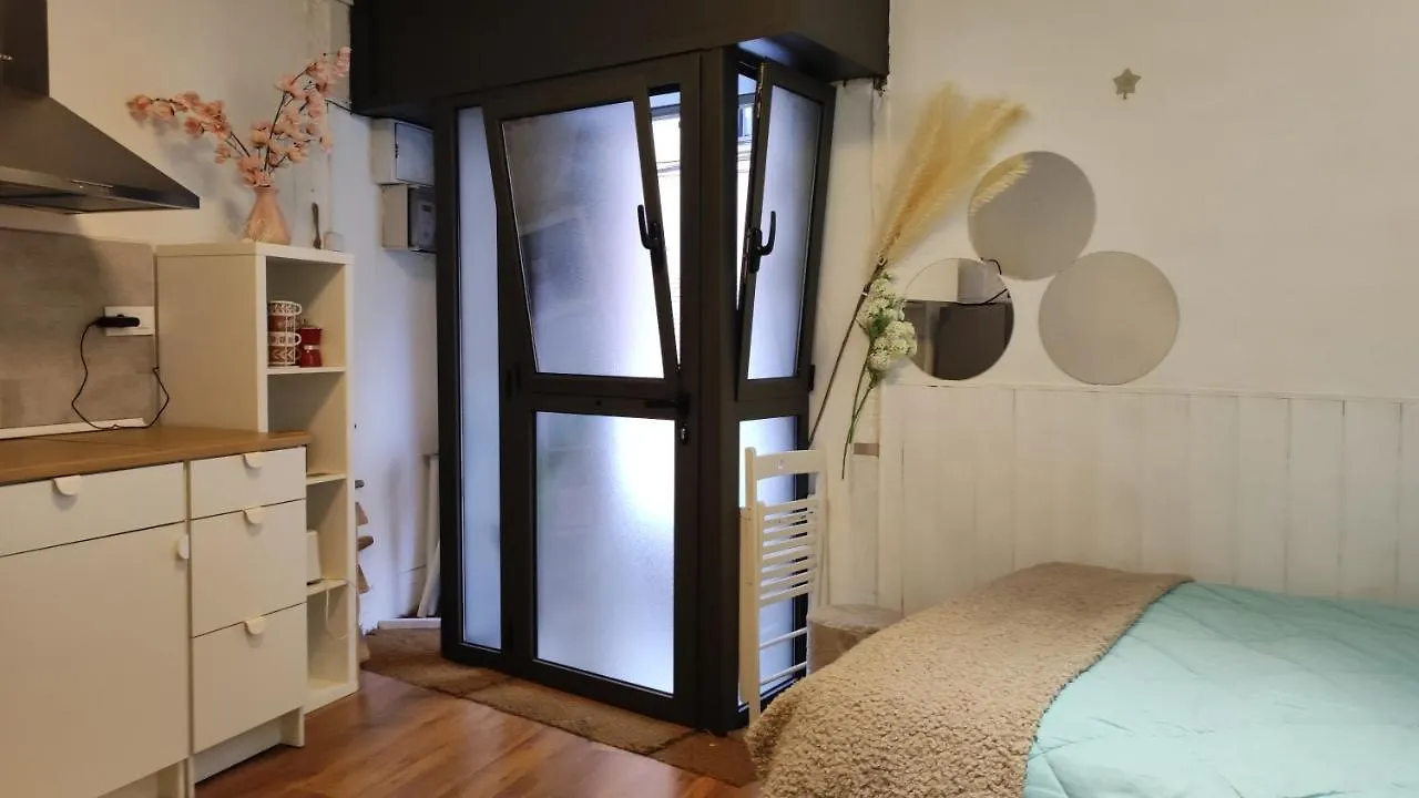 Apartman Room With Bathroom, Refrigerator And Microwave Barcelona Spanyolország