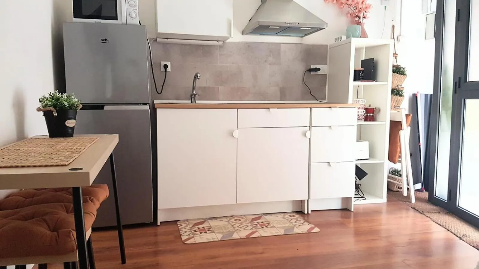 Room With Bathroom, Refrigerator And Microwave Barcelona Apartman