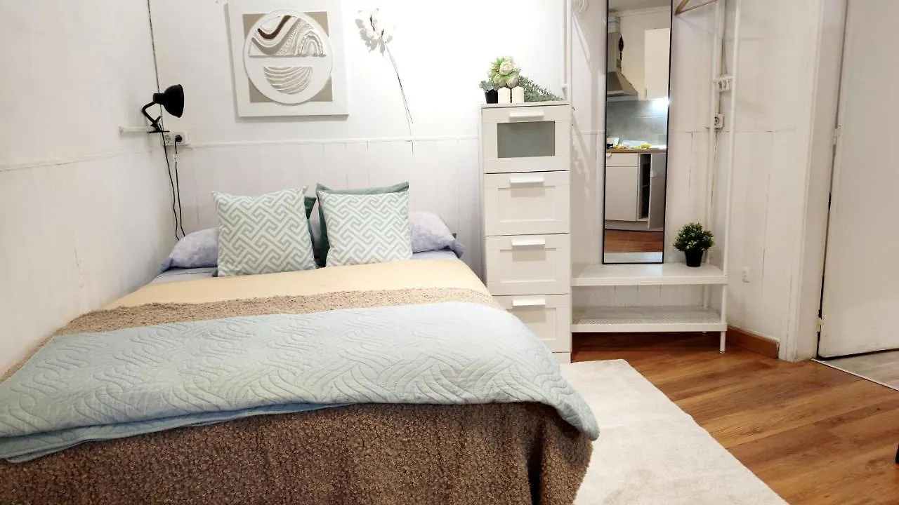 Apartmán Room With Bathroom, Refrigerator And Microwave Barcelona