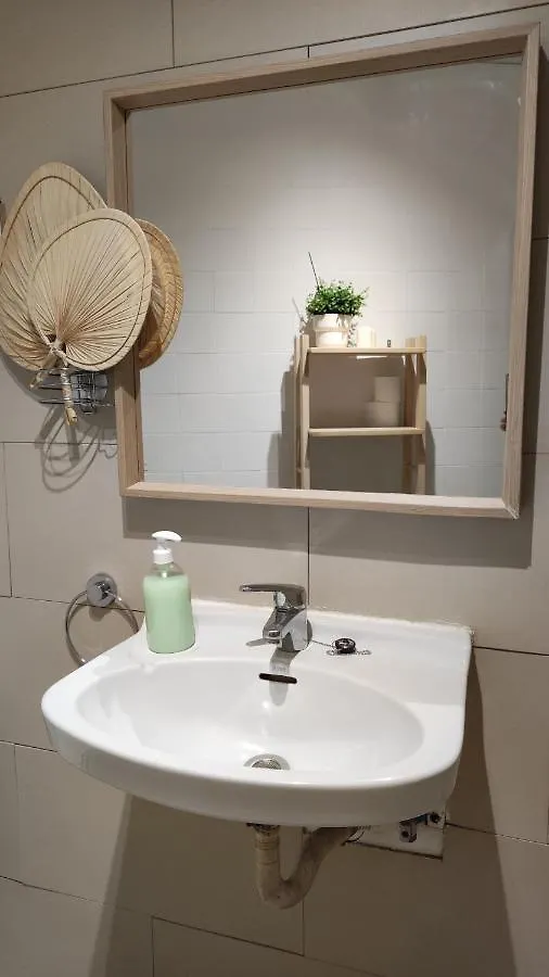 Room With Bathroom, Refrigerator And Microwave Barcelona Španělsko