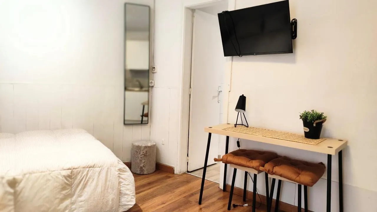 Room With Bathroom, Refrigerator And Microwave Barcelona 0*,