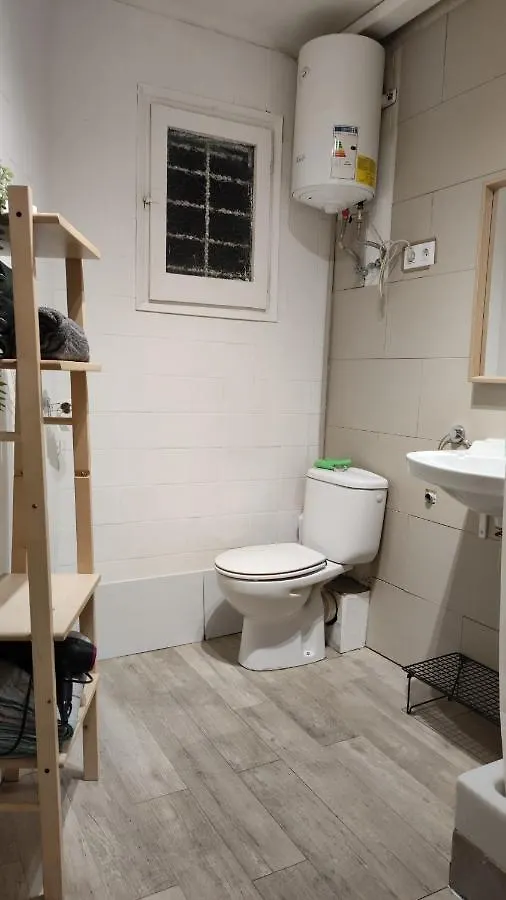Room With Bathroom, Refrigerator And Microwave Barcelona Apartmán